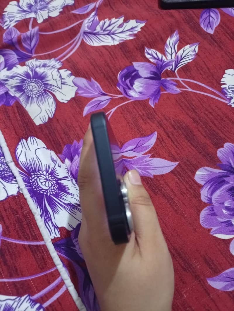 Apple iPhone 13 5