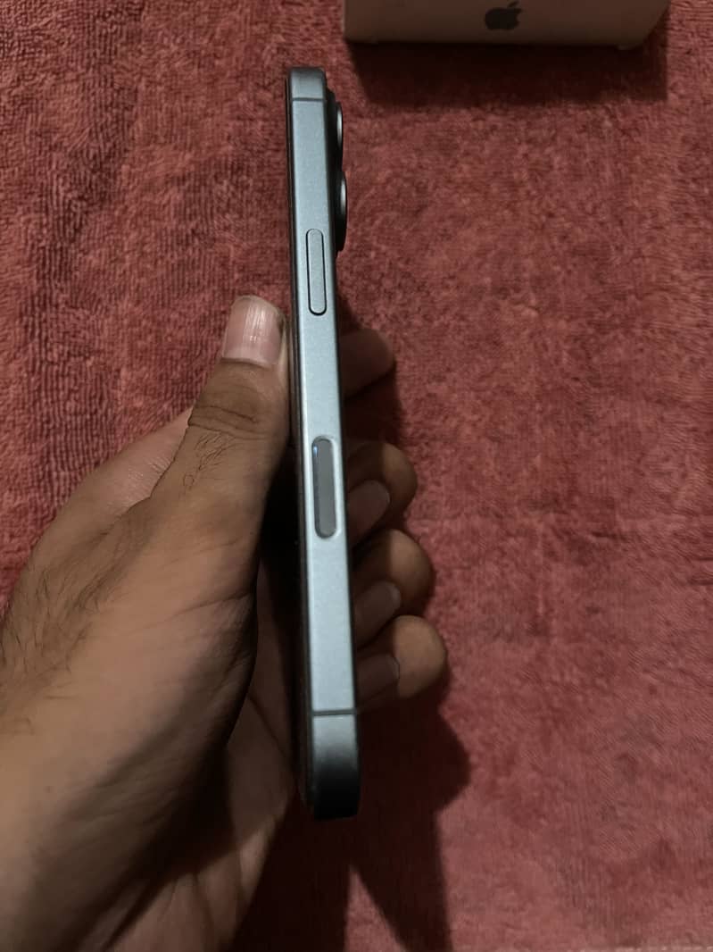 Apple iPhone 16 2