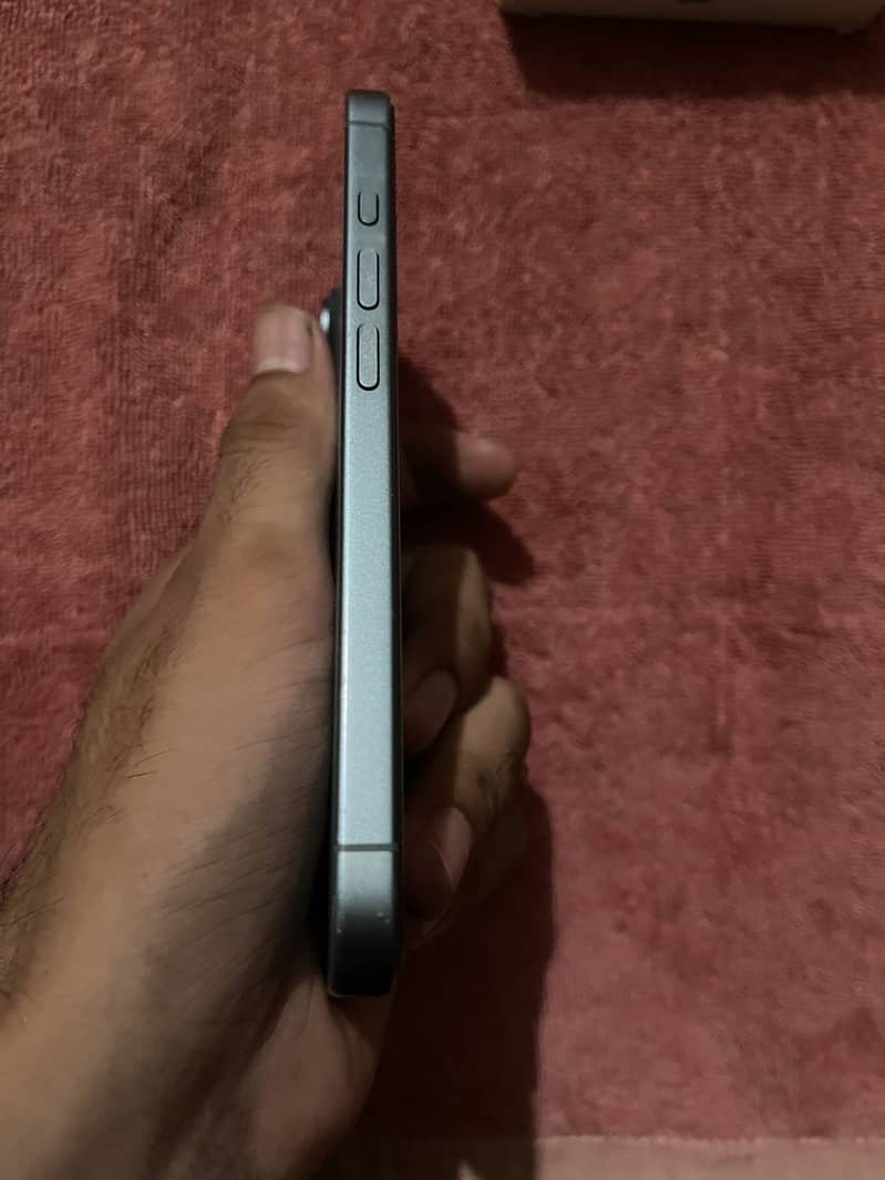 Apple iPhone 16 3