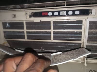 Gree 1.5 ton non inverter 10/10 condition.