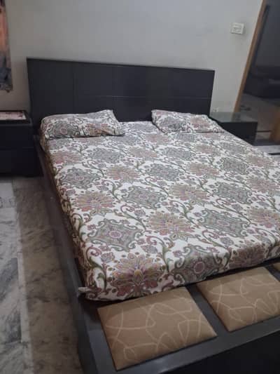 Bedset for sale with side table and dressing