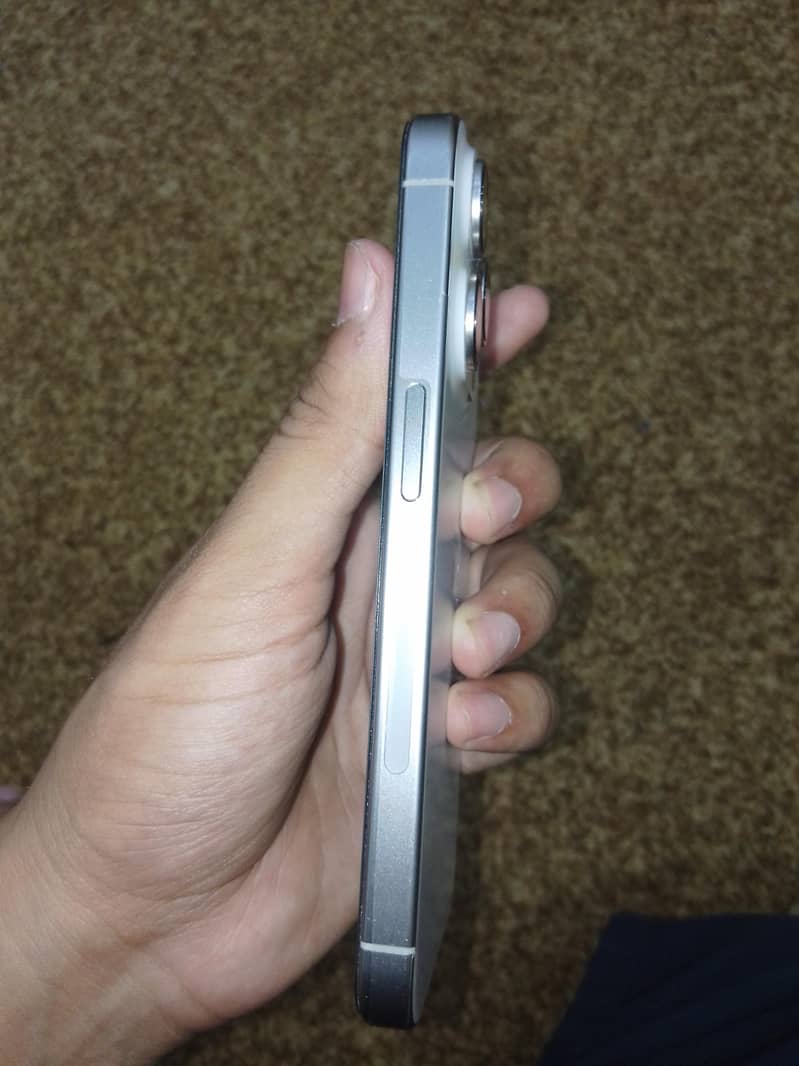 Apple iPhone 15 Pro 3