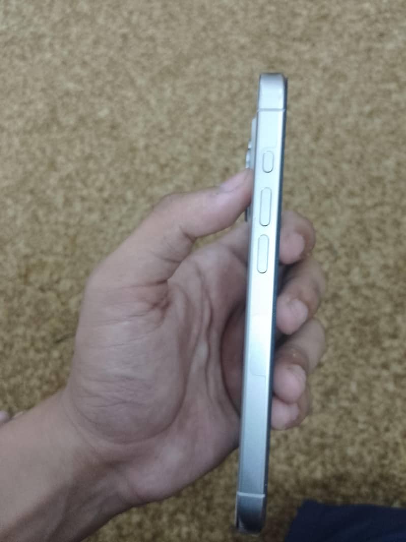 Apple iPhone 15 Pro 4