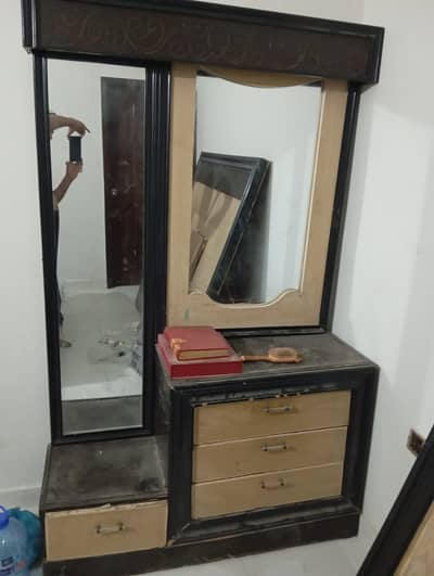 Dressing table 5 years old home used