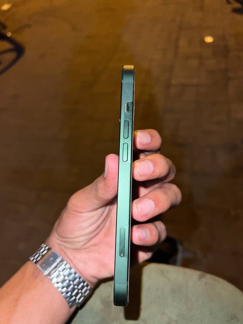 Apple iPhone 13 4