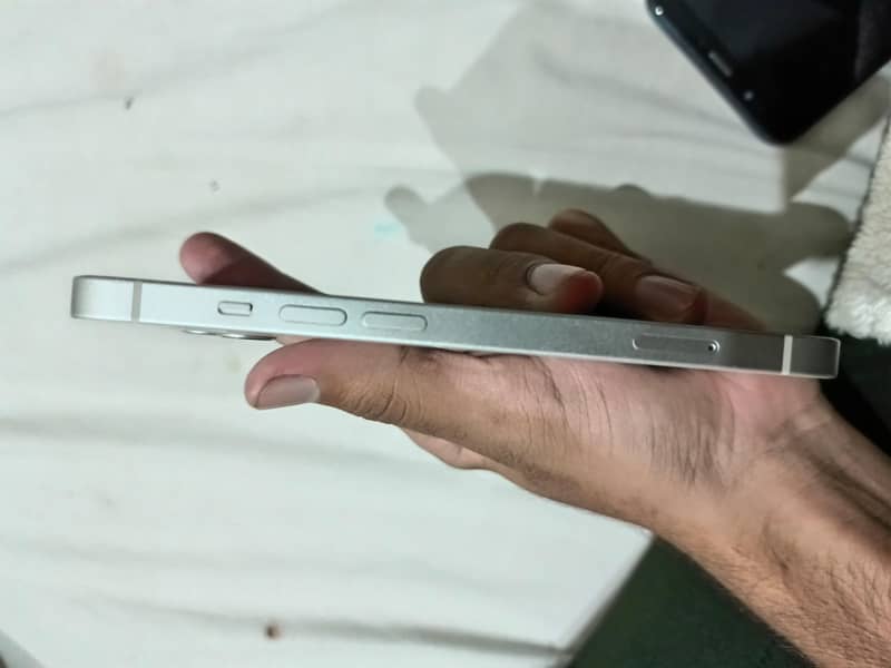 Apple iPhone 13 2