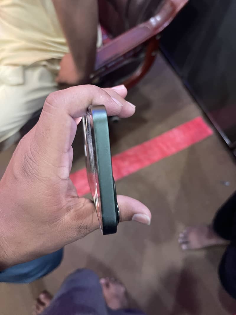 Apple iPhone 13 2