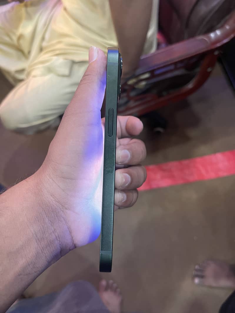 Apple iPhone 13 5
