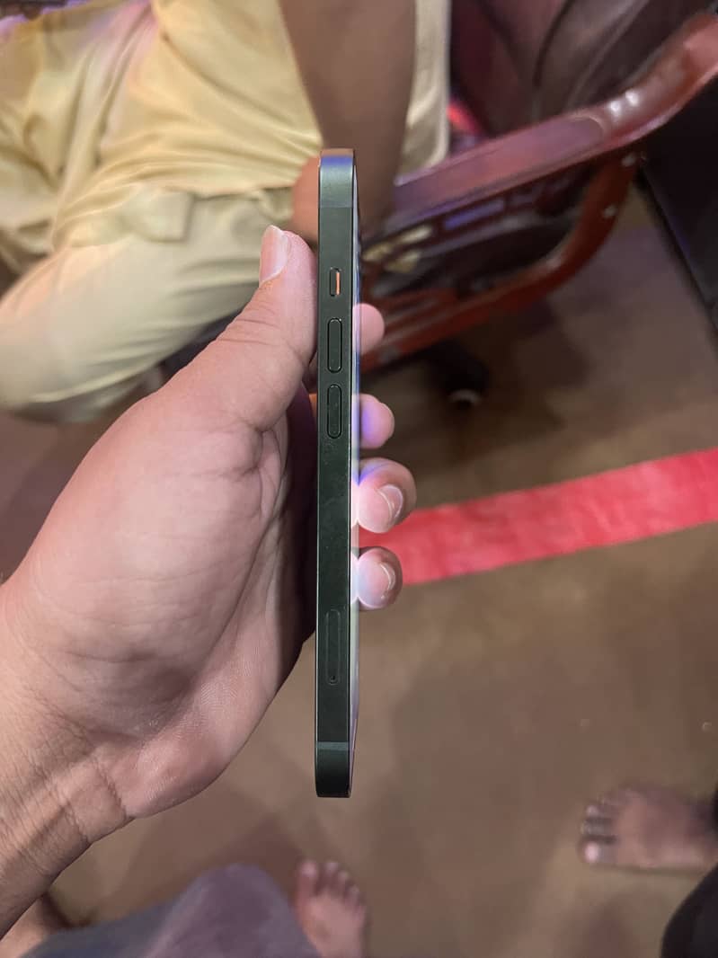 Apple iPhone 13 7