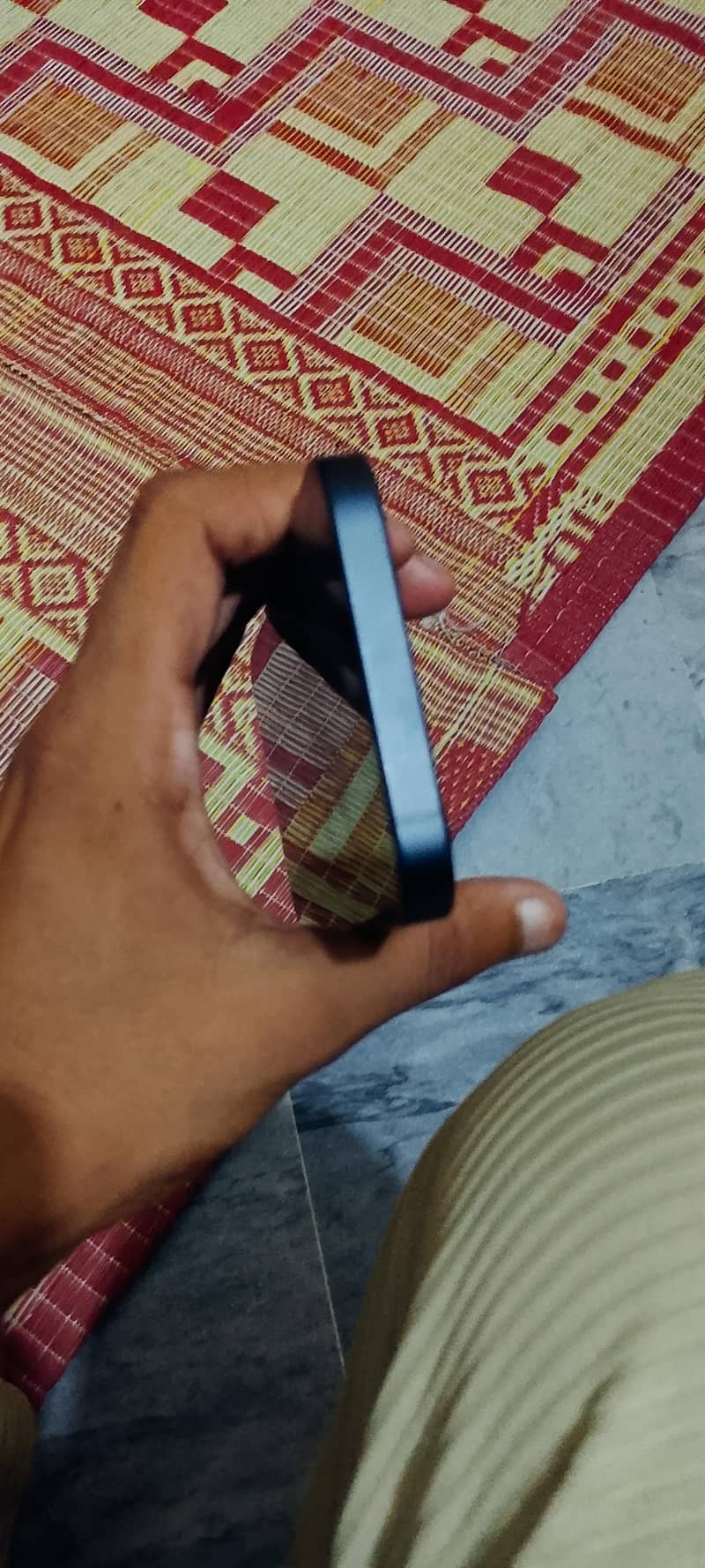 Apple iPhone 16e 1
