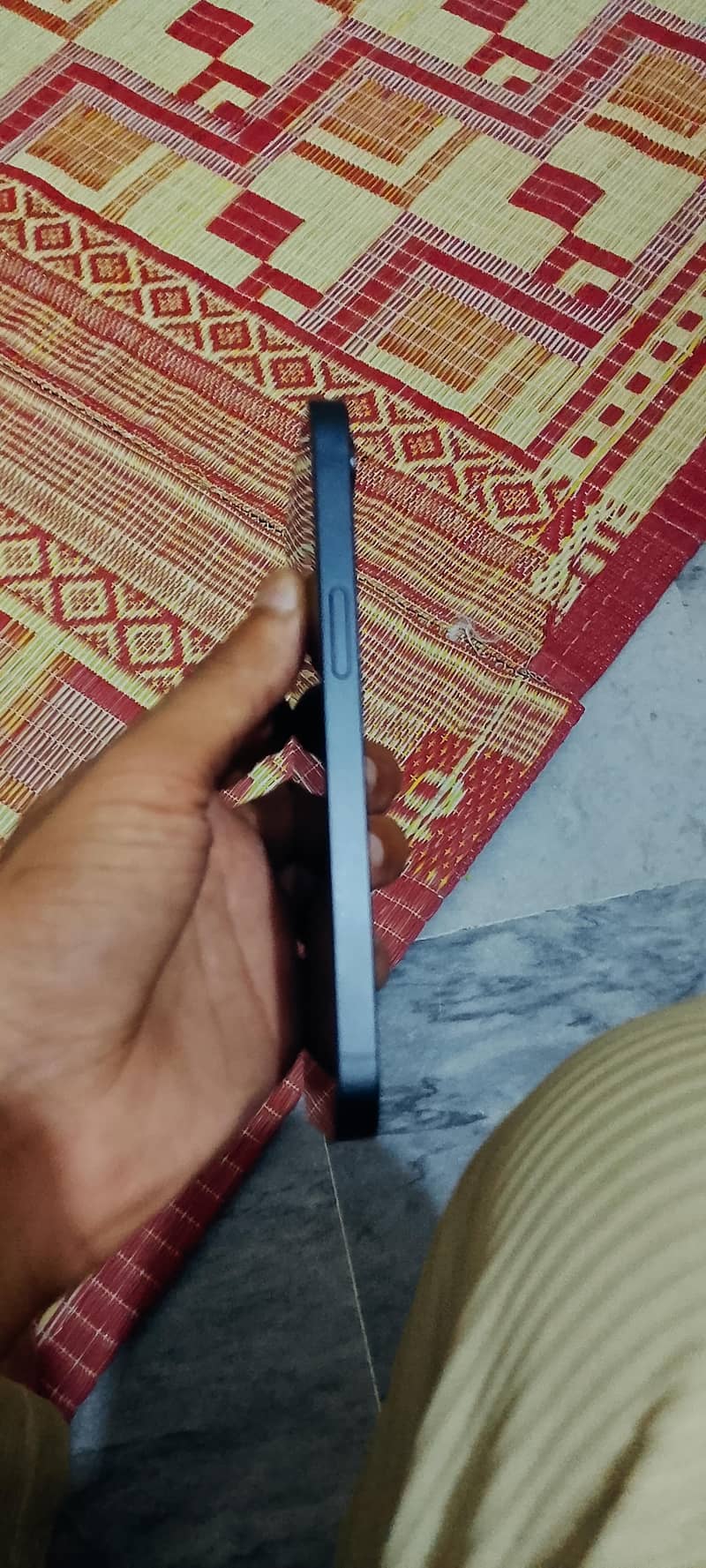 Apple iPhone 16e 2