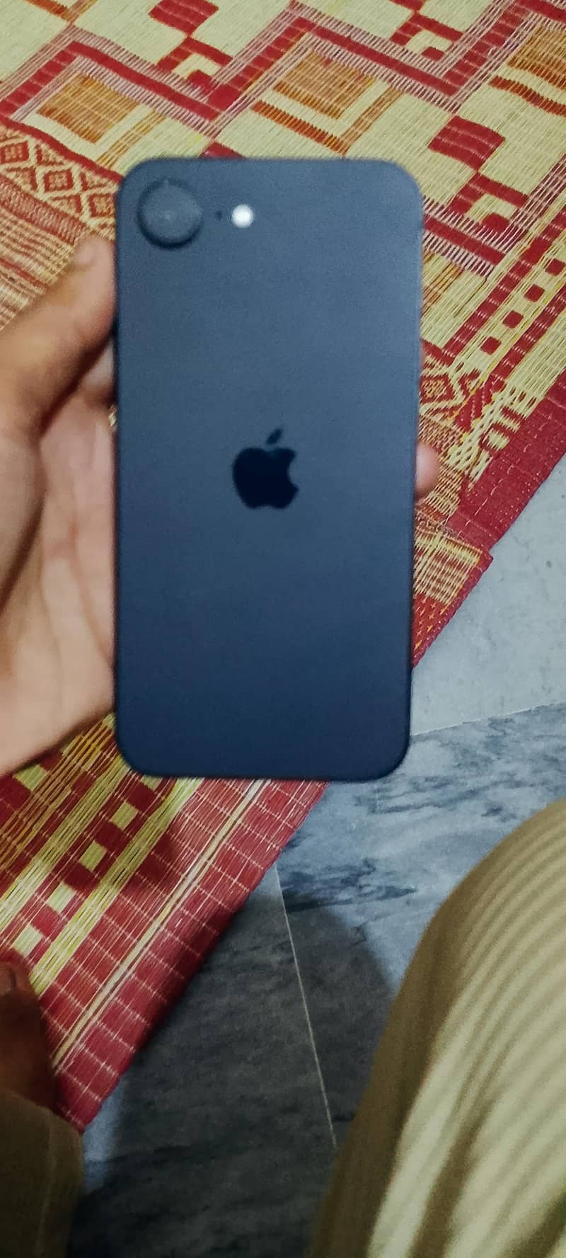 Apple iPhone 16e 3
