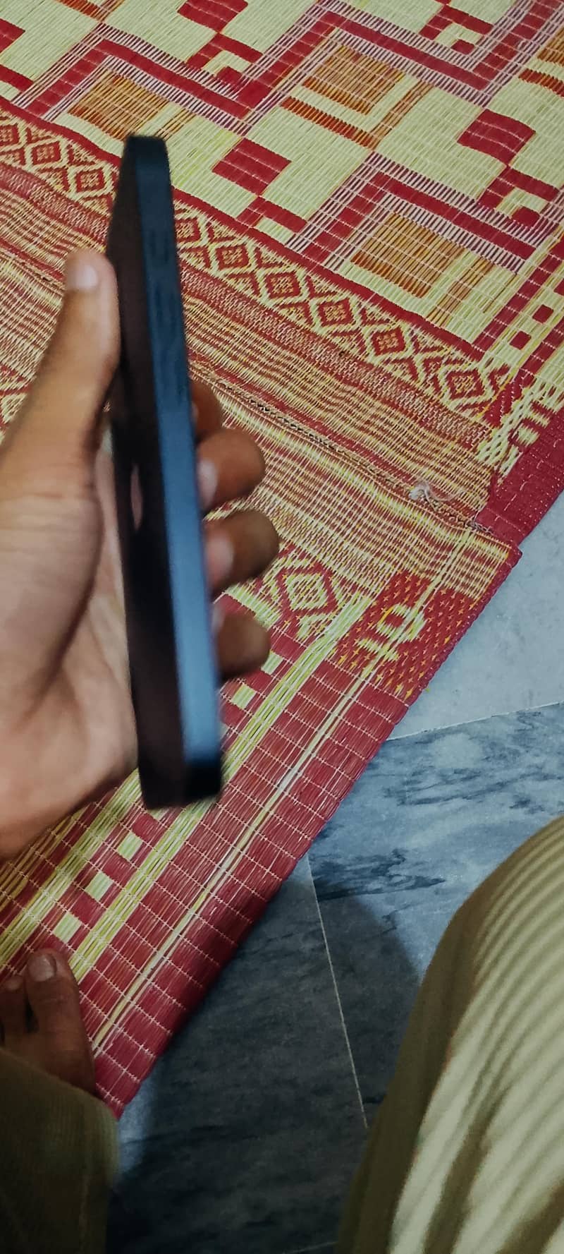 Apple iPhone 16e 4