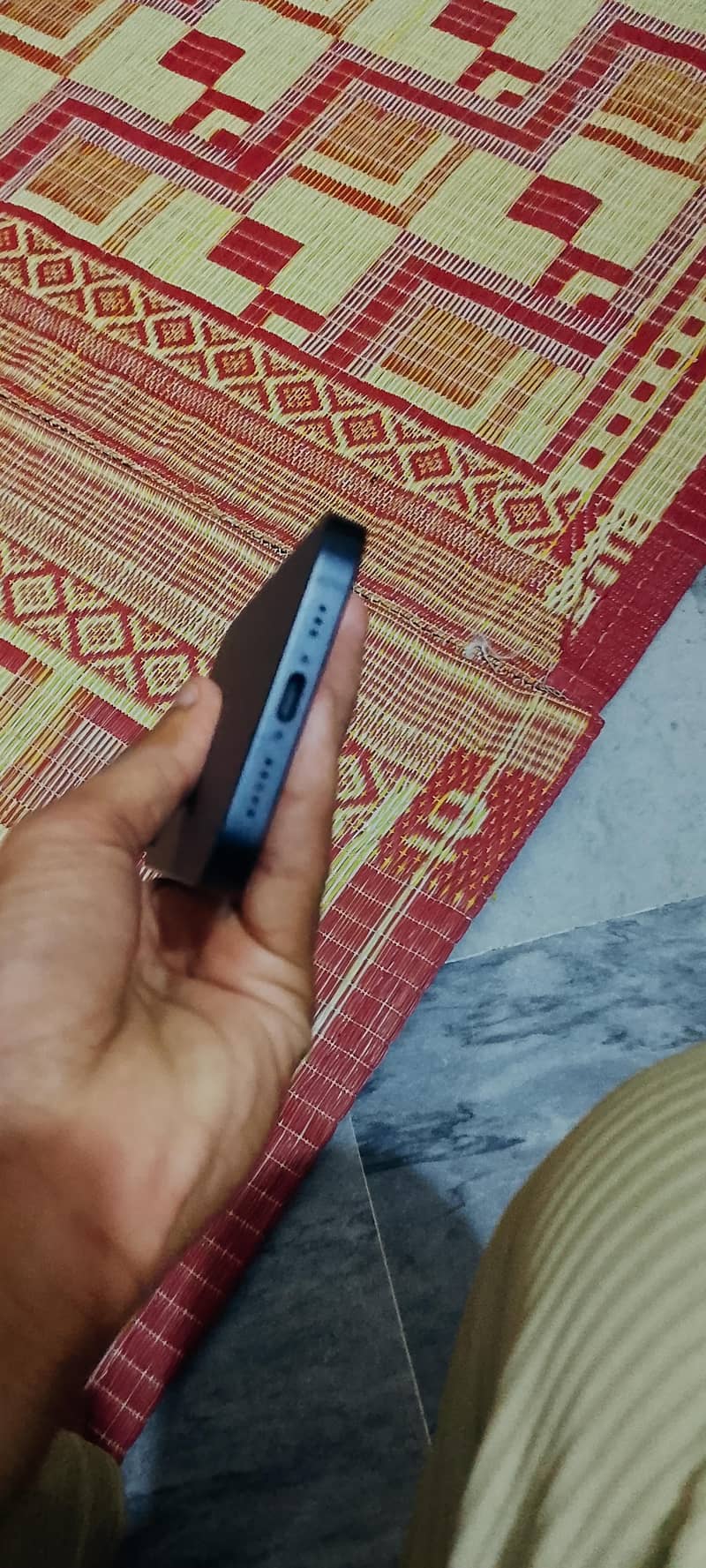 Apple iPhone 16e 5