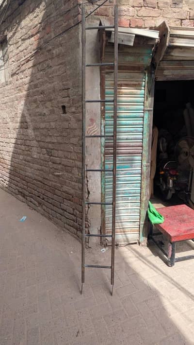 لوہے کی مضبوط اور پائیدار سیڑھی