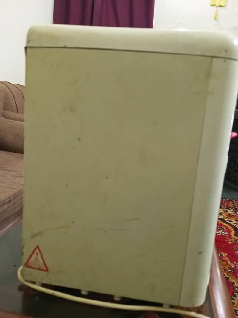 Table water dispenser 3