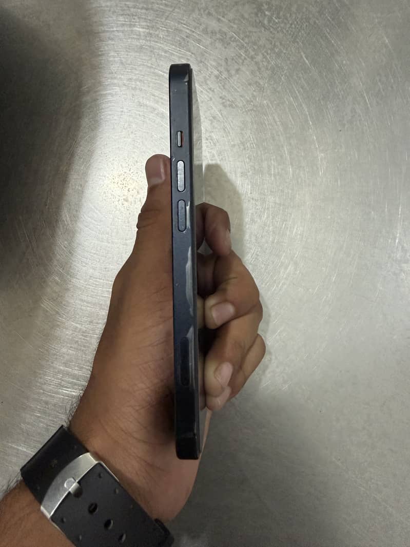 Apple iPhone 13 5
