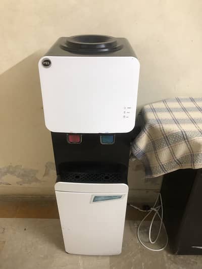 Pel water dispenser