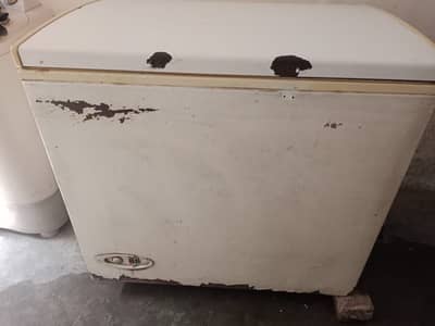 Urgent Sale Dawlance Freezer In low price