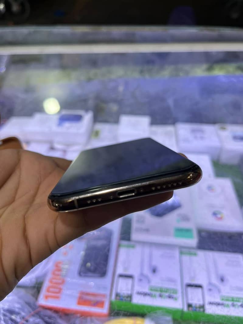 Apple iPhone XS 3