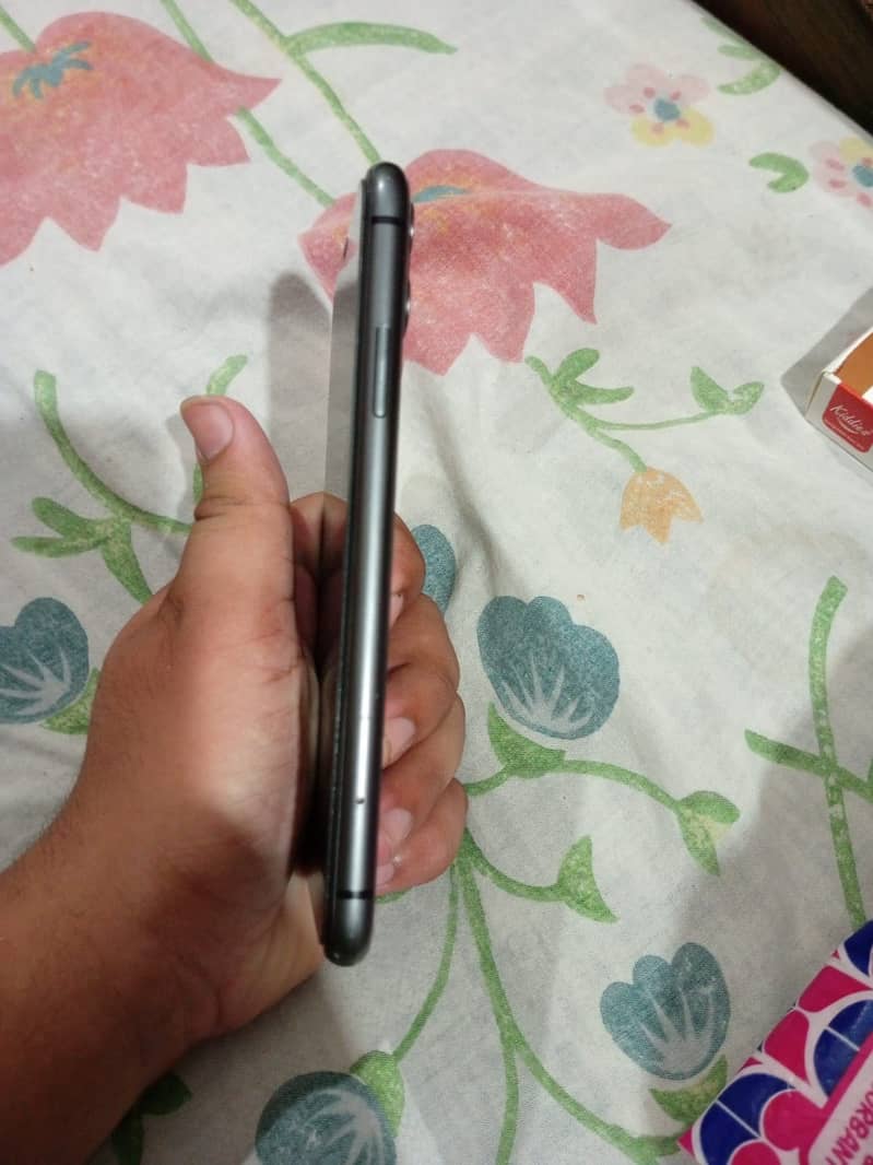Apple iPhone 11 4