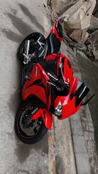 Heavy sports bike HONDA CBR1000rr in original and mint condition!!