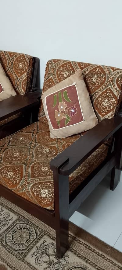 5 seter pure wooden cushion sofa in excellent with cushions and covers