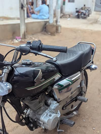 i am selling Honda 125 2023 model special edition