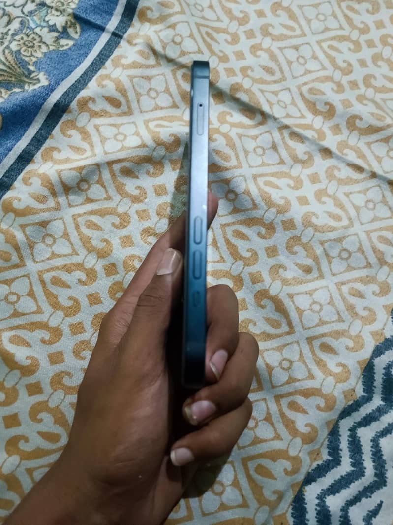 Apple iPhone 13 5