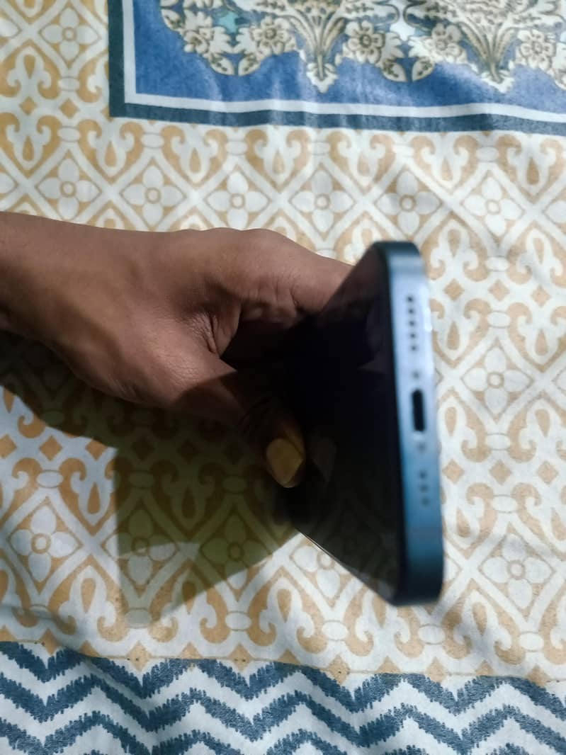 Apple iPhone 13 7