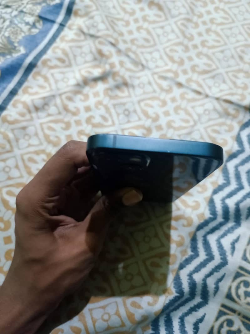 Apple iPhone 13 8