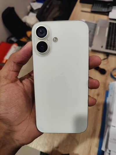 Apple iPhone 16