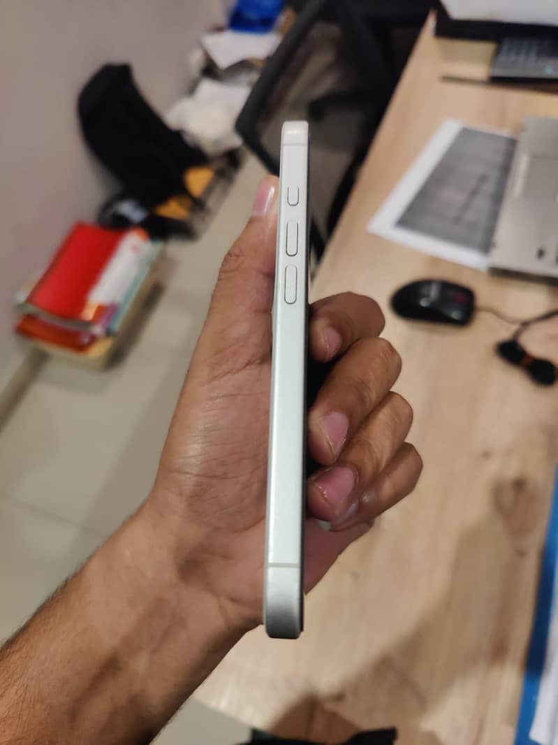 Apple iPhone 16 2