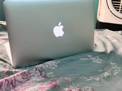 macbook air 2012 -13 core i5 4gb 128gb ssd 180 battery cycles