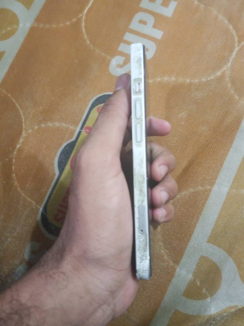 Apple iPhone 13 2