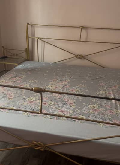 Iron bed king size