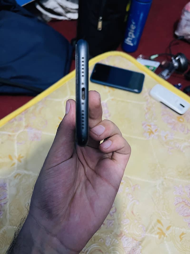 Apple iPhone 11 3