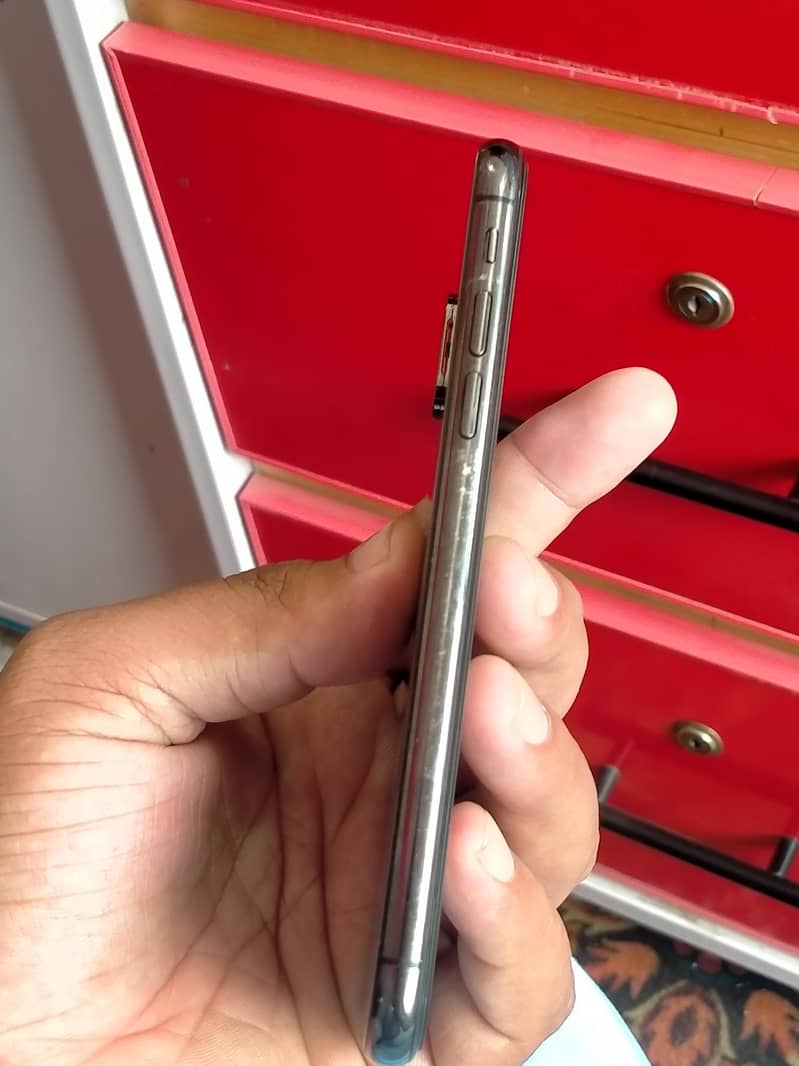 Apple iPhone XS 4