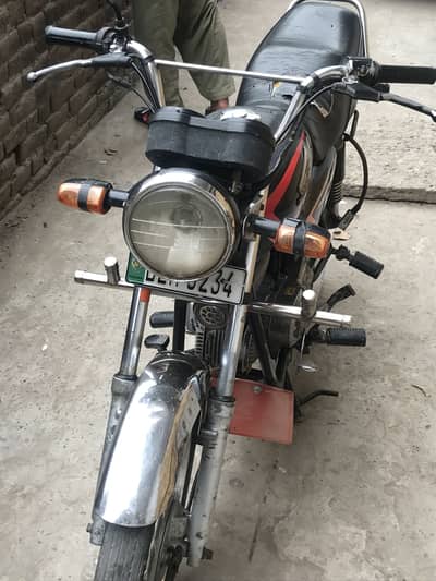 100 CD bike Eingin ki All Ok hai Chalna ma bhohat achi hain