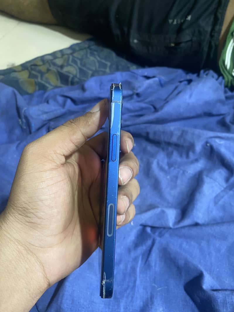 Apple iPhone 12 4