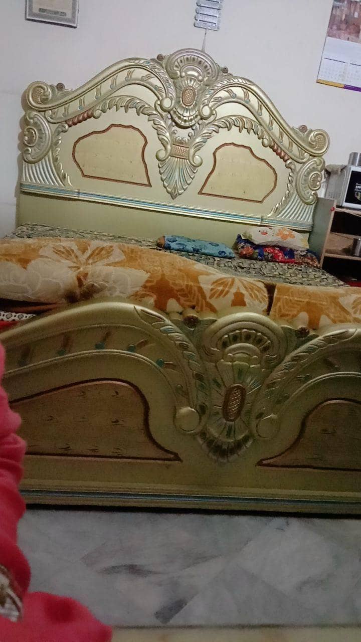 Bed, Side table and Dressing Table 4