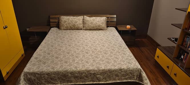 King Bed with side tables (no matress)