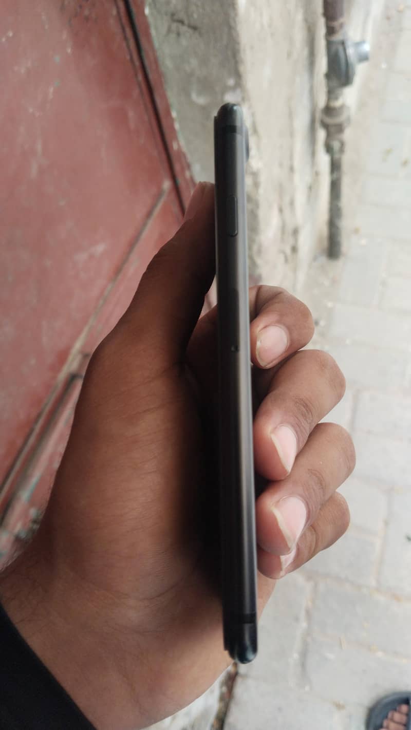 Apple iPhone 7 0