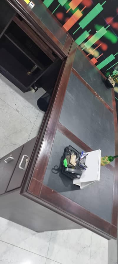 1 exactive table 3 working table 6 working chairs 3 sofa seats
