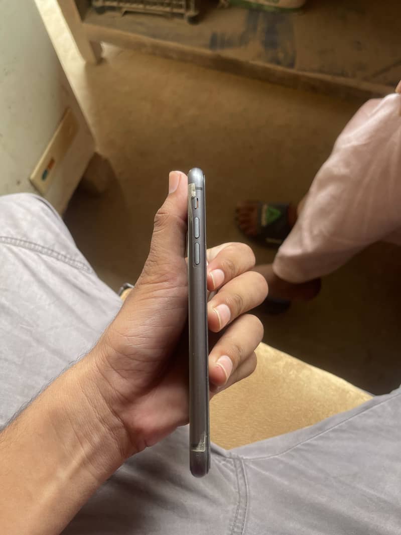 Apple iPhone 11 4