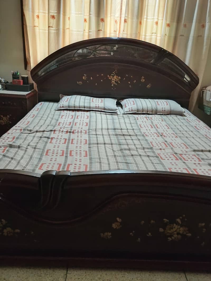 king bed and dressing table 0