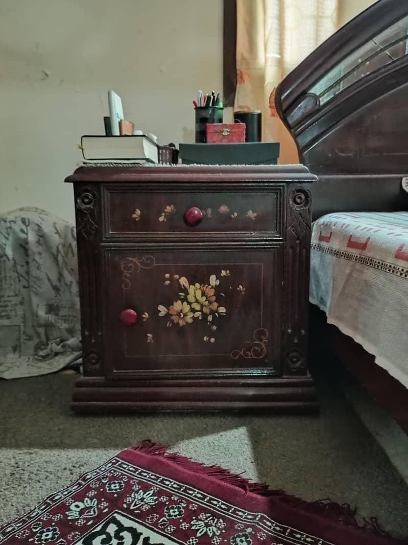 king bed and dressing table 2