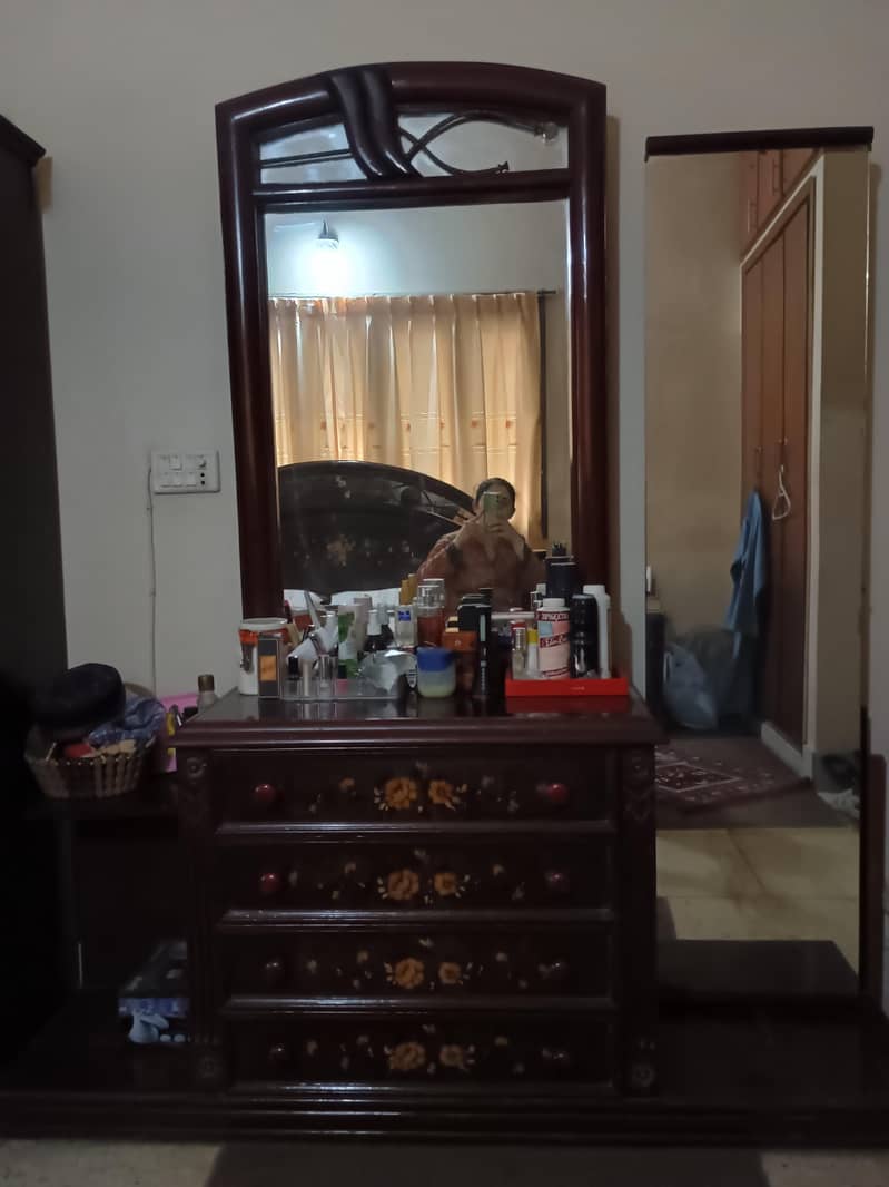 king bed and dressing table 5