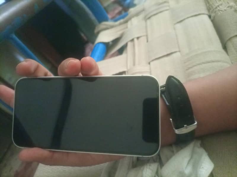 Apple iPhone 16e 0