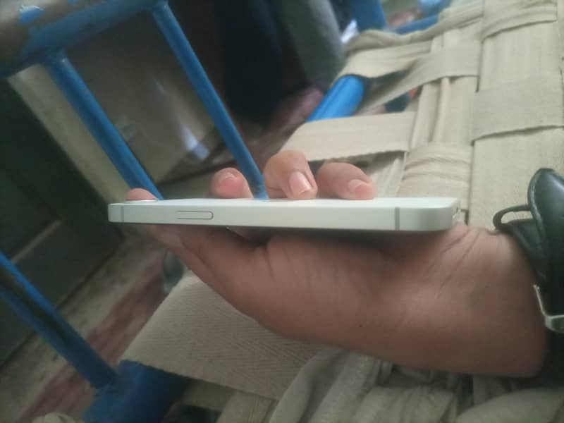 Apple iPhone 16e 1